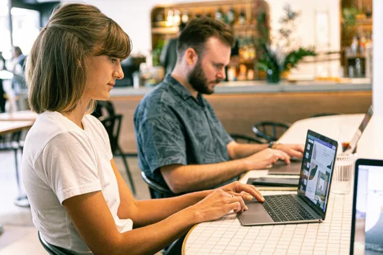 HR-Manager entwerfen einen Personalkreislauf auf ihren Laptops