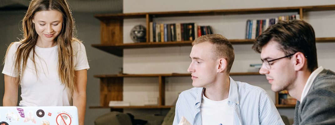 Drie collega's voeren een gesprek