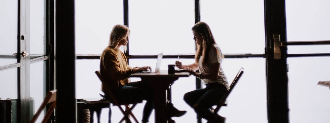 Feedback gesprek gevoerd door twee collega's