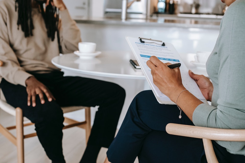 pexels-alex-green-5699475 Collega's houden een beoordelingsgesprek en houden daarvan aantekeningen bij.