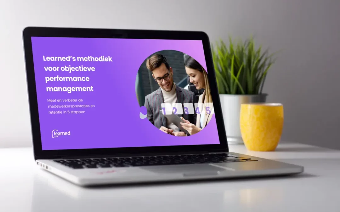 Macbook met de eerste pagina van de e-guide objectieve performance management